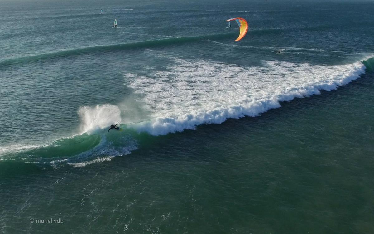 Plage de Sainte Barbe à Plouharnel (france, bretagne). Un kitesurfer qui se régale dans les vagues.