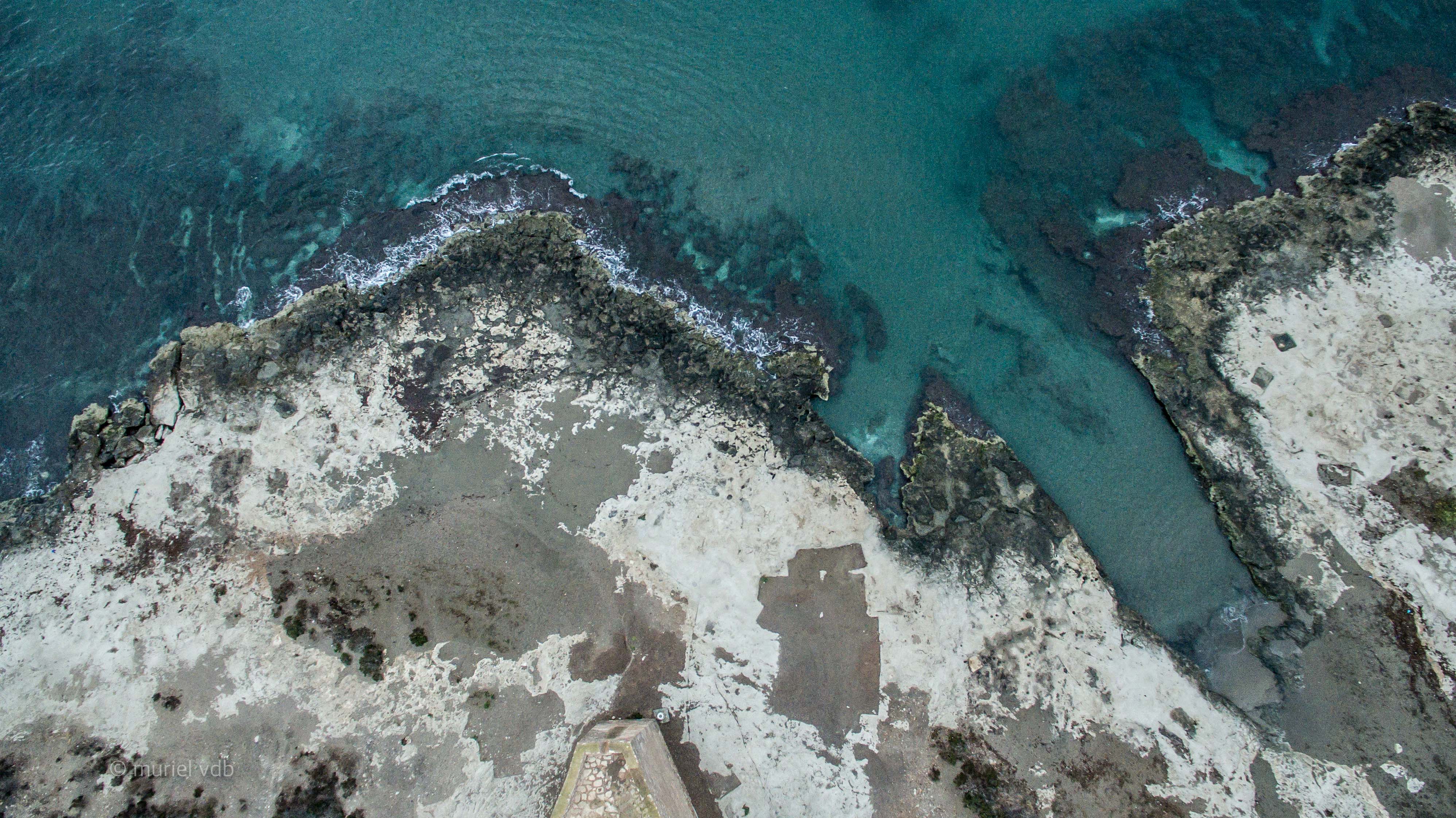 Verticale au bord de l'eau à Cabo cope (espagne, costa brava).